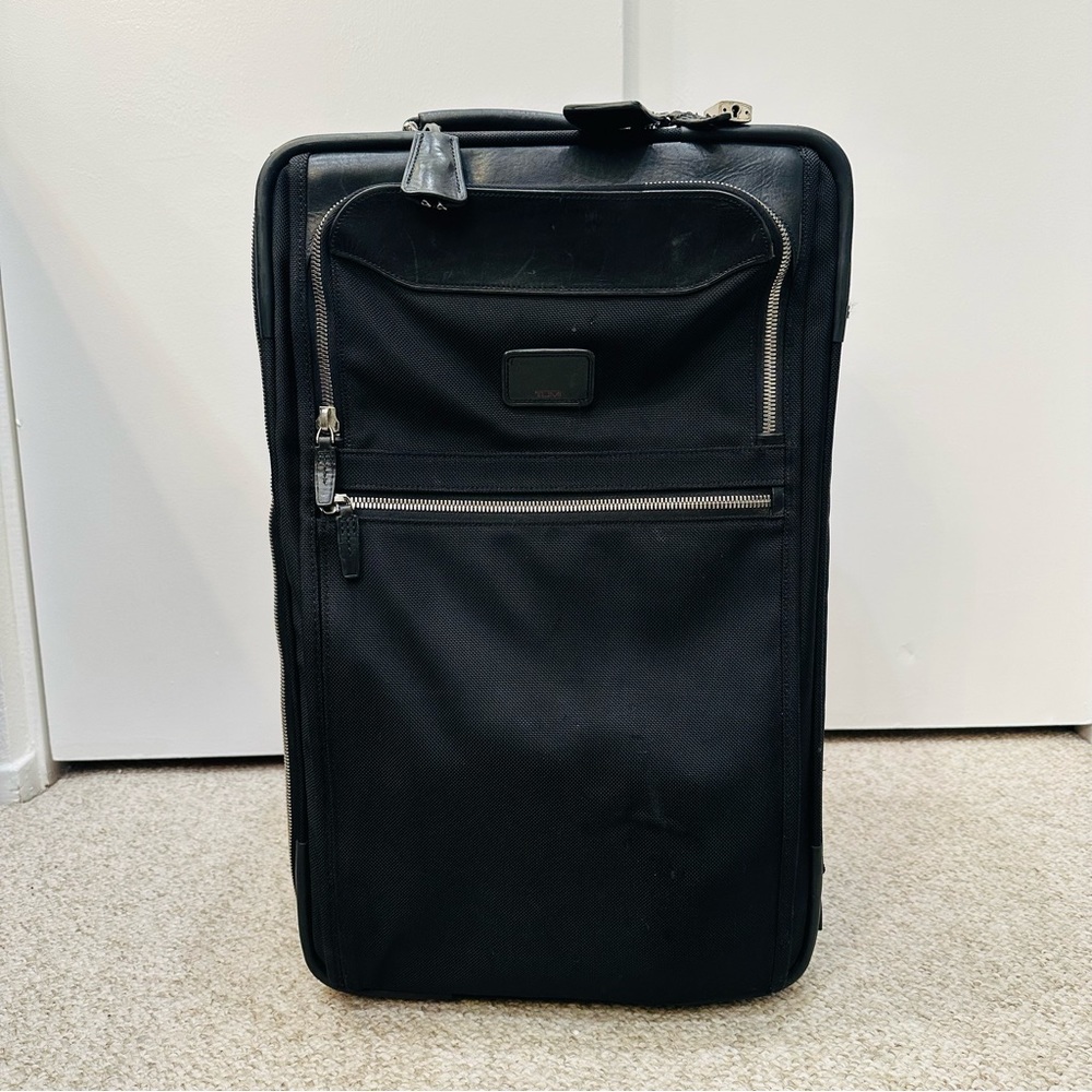 TUMI Townhouse Regent 22" Carry On Suitcase (Black / Silver)